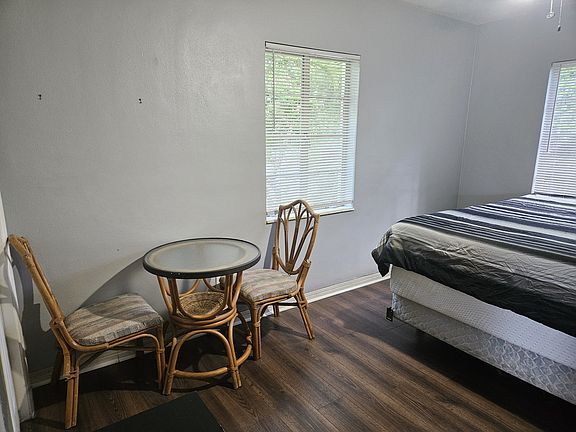 5th image of 817 S Evergreen Ave