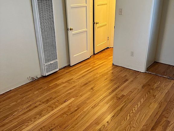 4th image of 935-949 W Date St #943