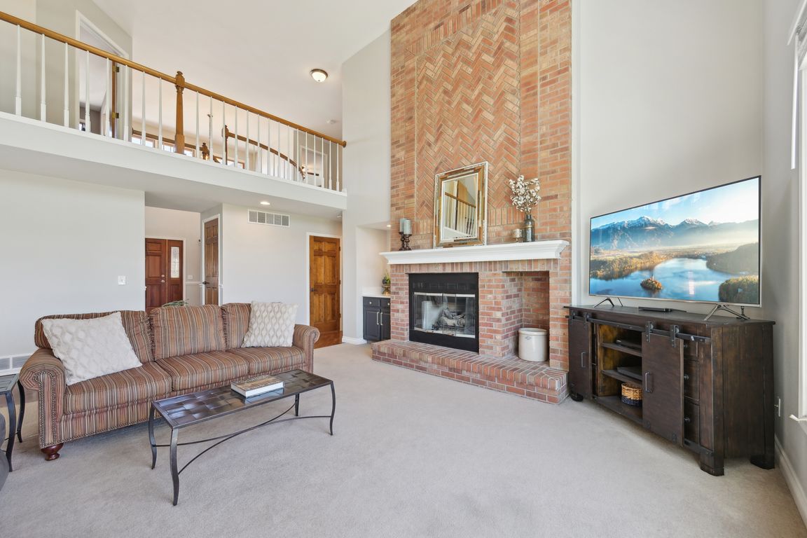 Falcon Creek Dr-1804-011.jpg