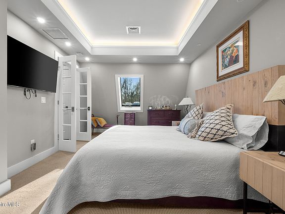 5th image of 594 Shunpike Rd