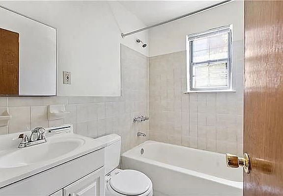 4th image of 3601 Greystone Ave #1