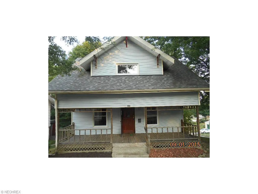 699 N Summit St photo 1