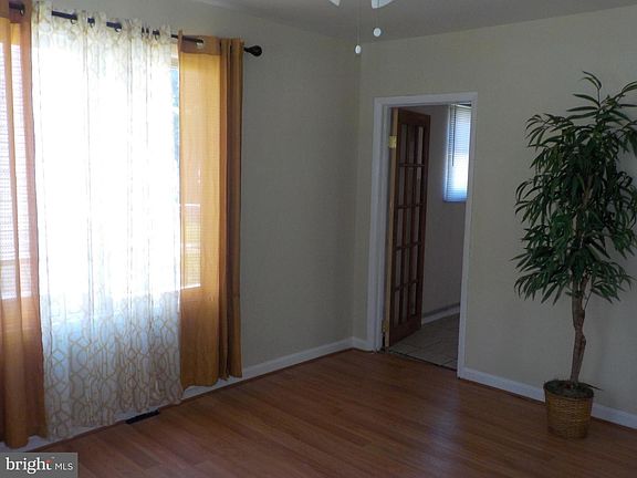 2nd image of 907 Minna Ave