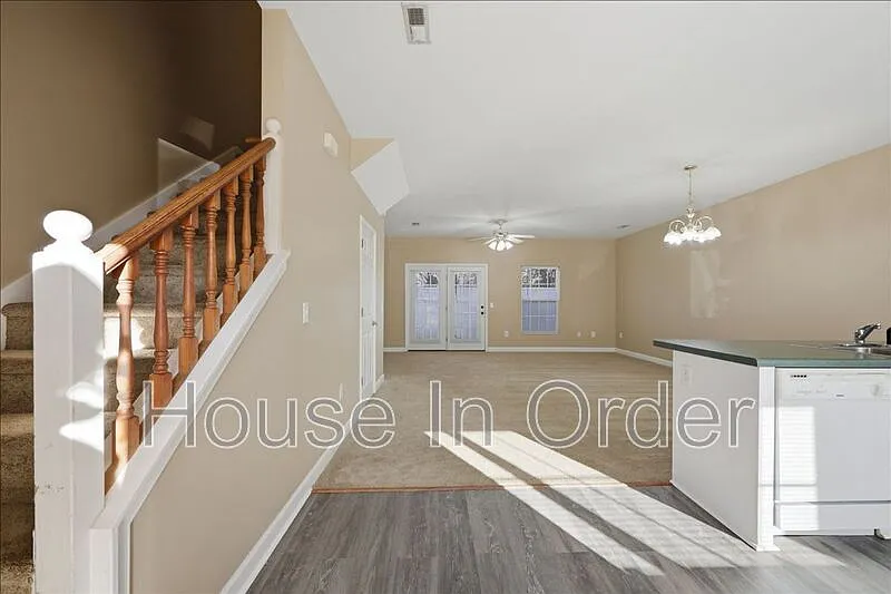 3 bed, 2.5 bath, 1336 sqft, $1,850 — Photo 2