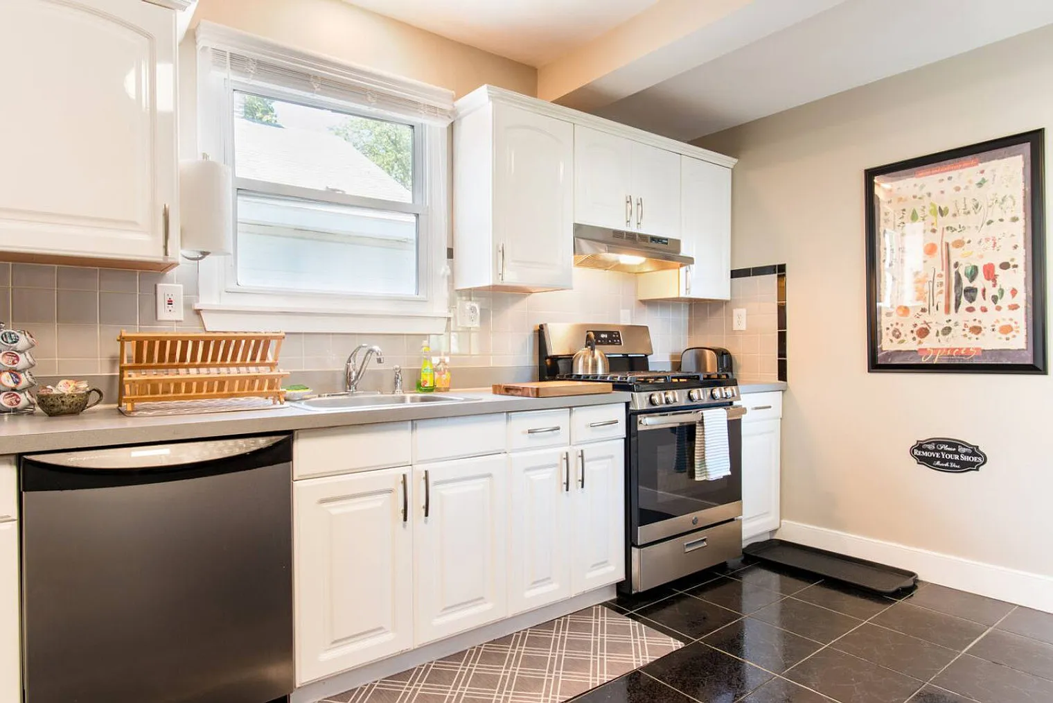 3 bed, 2.0 bath, 1302 sqft, $4,355 — Photo 4