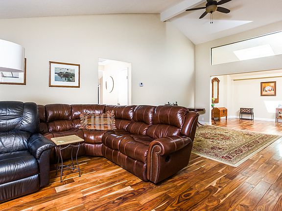 3rd image of 100 Oakland Pl