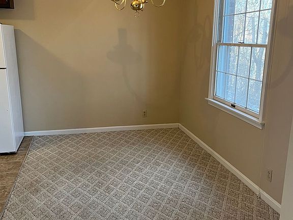 5th image of 658 College Dr APT 6
