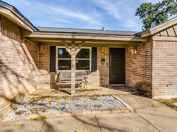 3rd image of 1812 Greenbriar Dr