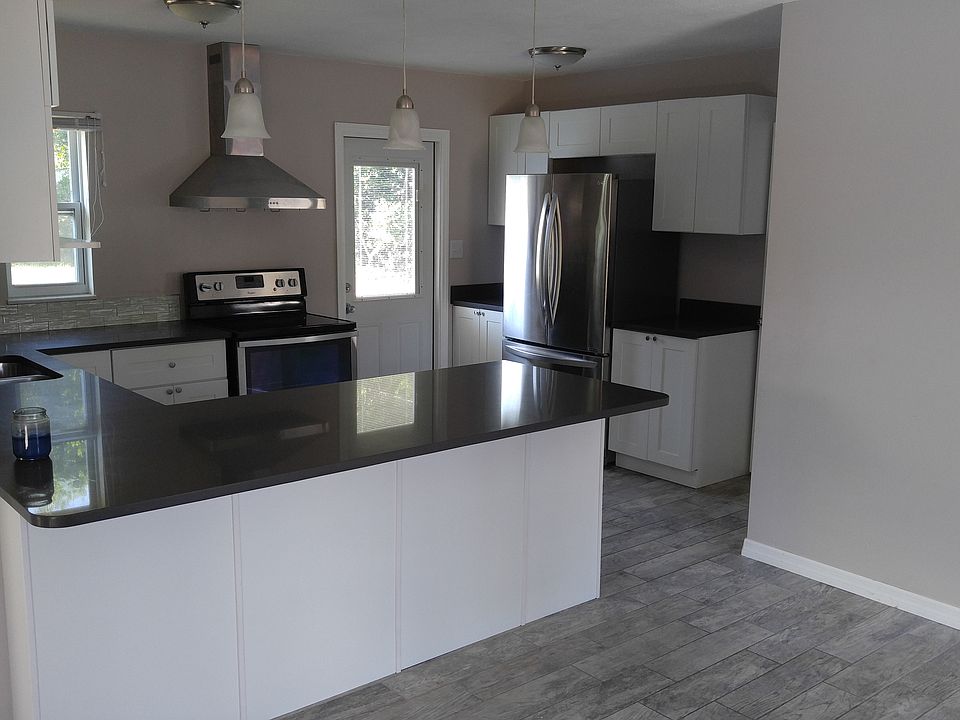 2nd image of 719 Sunset Dr