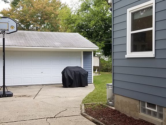 4th image of 23211 Rosewood St