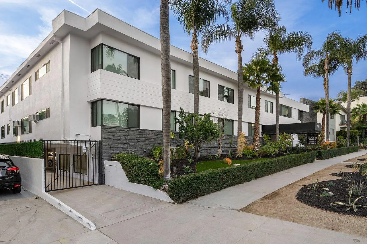 1 bed, 800 sqft, $2,367 — Photo 2