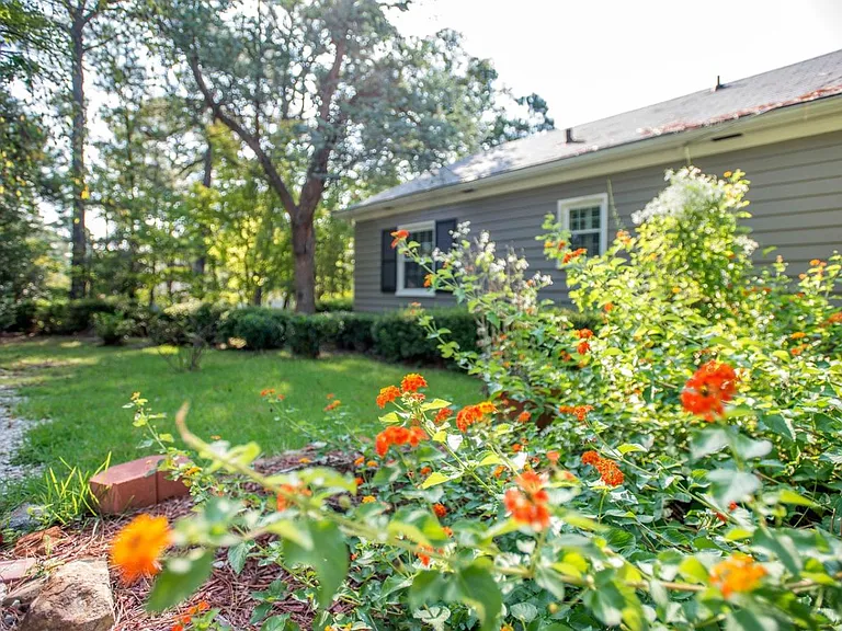300 Pinecrest Dr — Photo 16