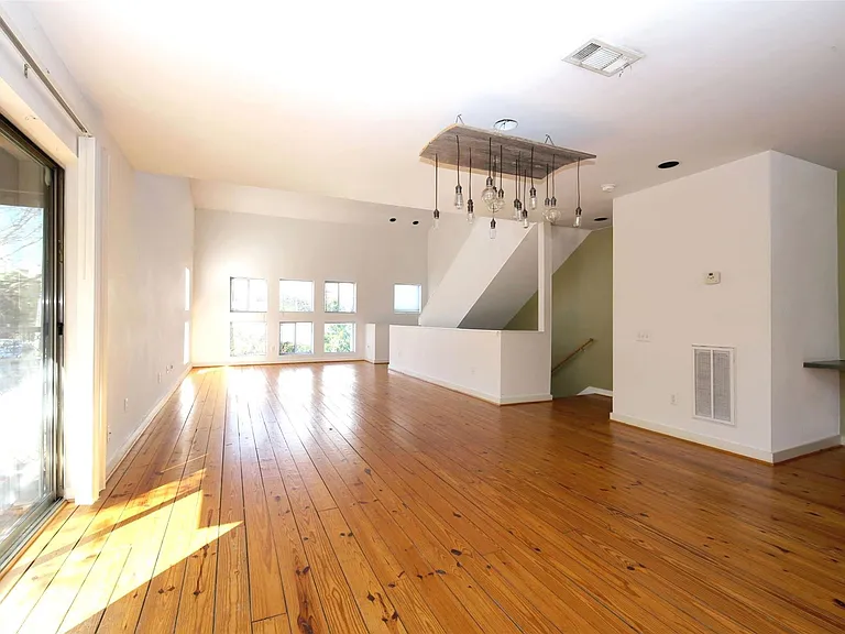 2819 Crawford St — Photo 6