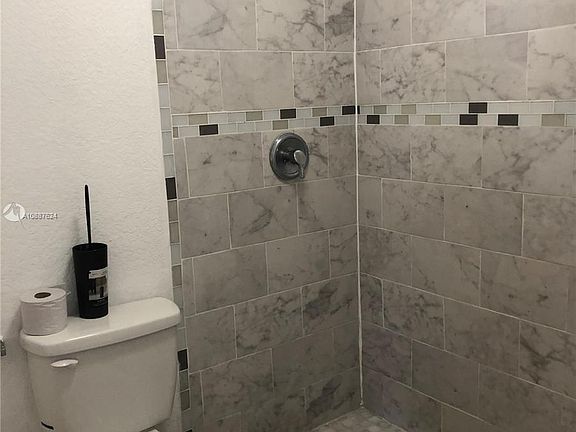 5th image of 11402 NW 93rd Pl #4