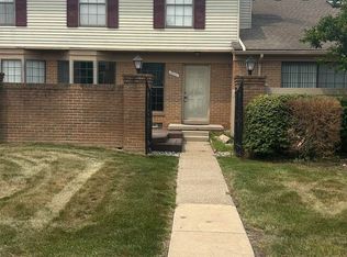 38860 Country Cir, Farmington, MI 48331