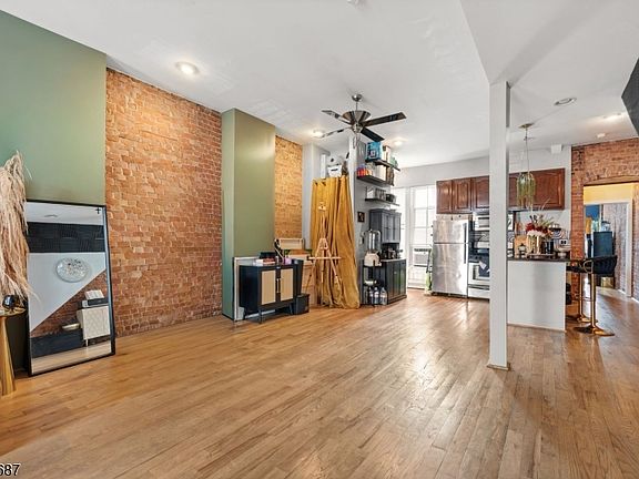4th image of 72 Columbia St