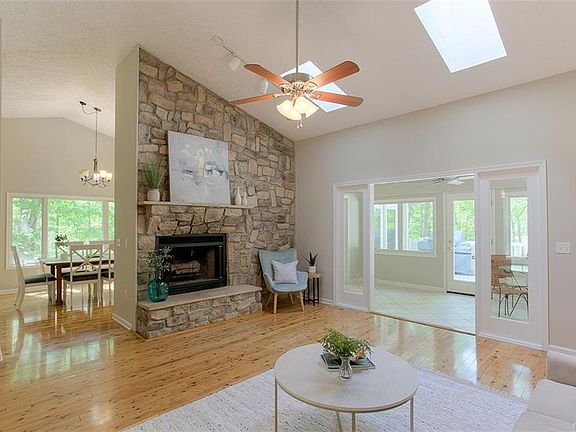 5th image of 392 Lake Caroline Dr