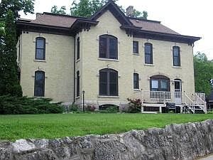 2nd image of 609 E Broadway