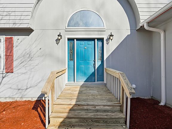 3rd image of 7 Tamara Ln