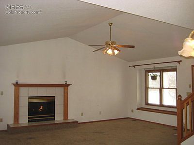 Spacious great room w/ vaulted ceiling