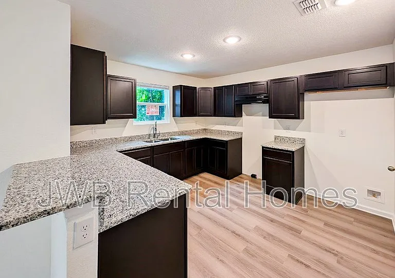 1478 Mason Ave — Photo 2