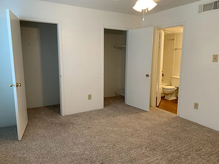 Emerald Cove Apartments — Photo 38