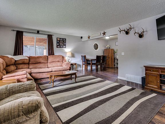 5th image of 1533 E Davis Ave