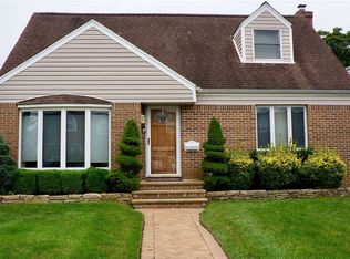 536 Watkins Dr, Mineola, NY 11501