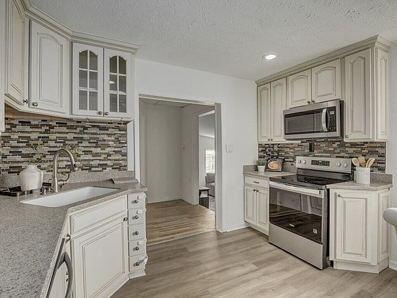 4th image of 424 Summit Dr