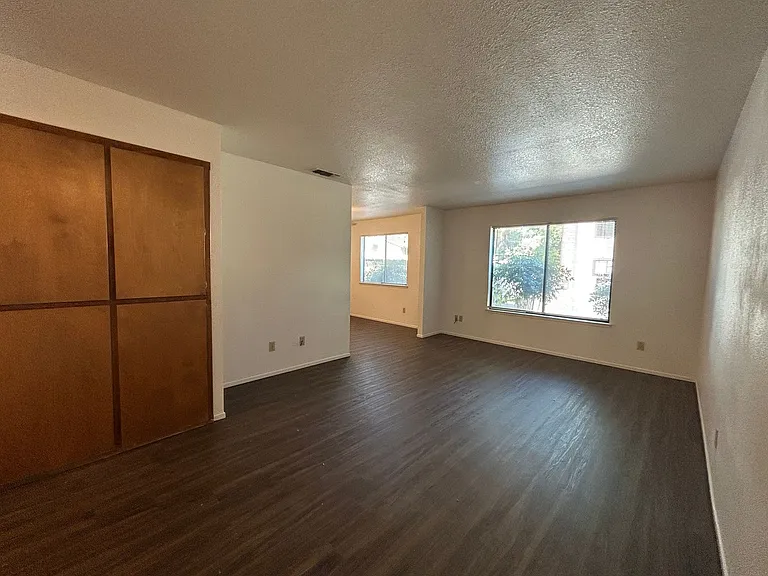 2 Lorayne Ct — Photo 4