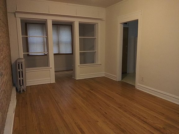 5th image of 709 W Cornelia Ave APT 1R