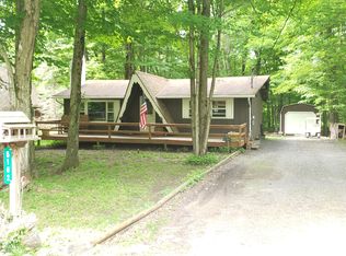 5162 Cresco Dr, Pocono Lake, PA 18347