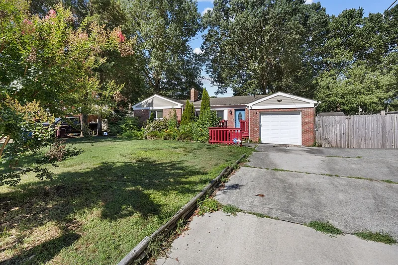 3 bed, 1.0 bath, 1315 sqft, $2,400 — Photo 2