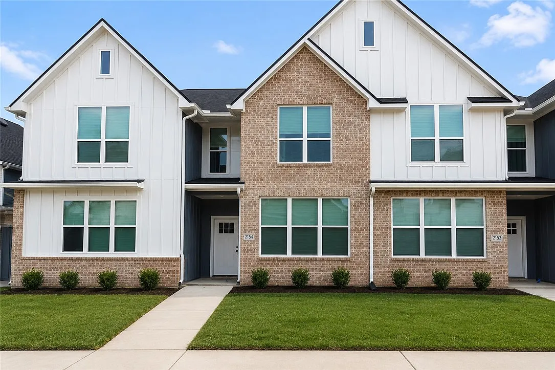 4 bed, 4.5 bath, 1858 sqft, $2,288 — Photo 2