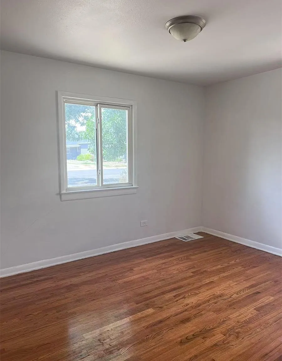 3 bed, 1.0 bath, 947 sqft, $2,400 — Photo 2