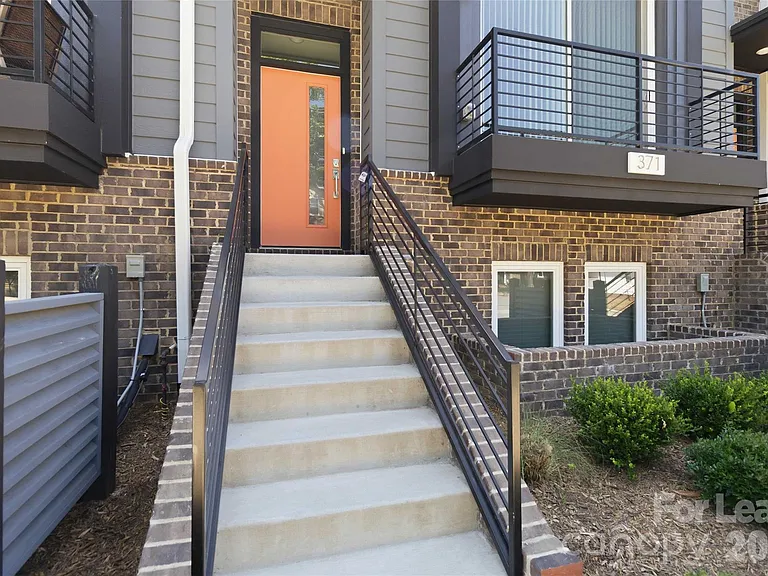 371 S Bruns Ave — Photo 2