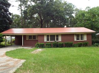245 N Victory Dr, Lyons, GA 30436