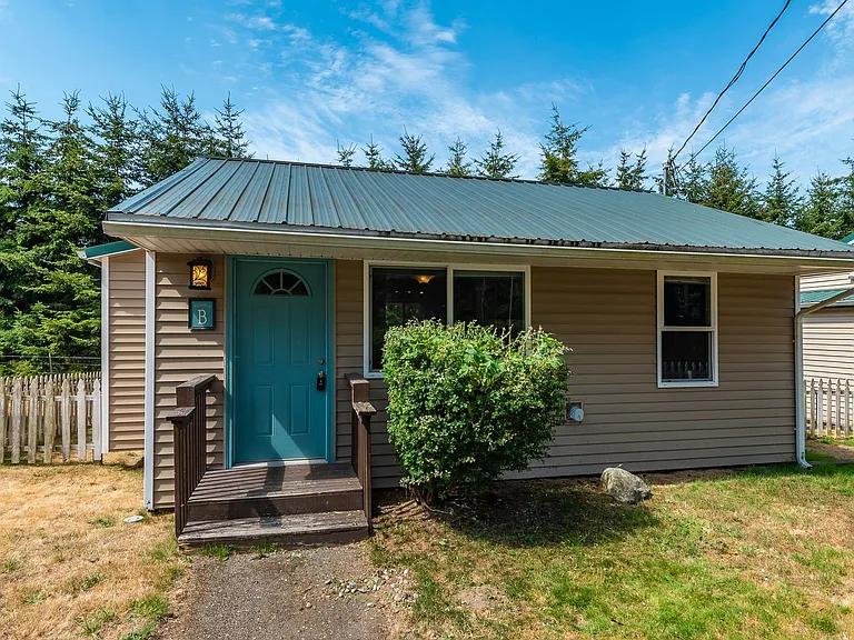 Recently Updated 2-bedroom Cottage — Photo 1