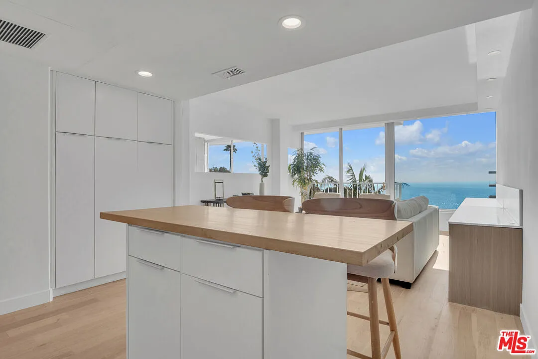 1 bed, 1.0 bath, 697 sqft, $2,950 — Photo 2