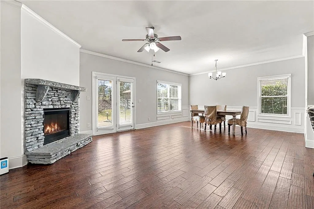 4 bed, 2.5 bath, 2758 sqft, $2,800 — Photo 4