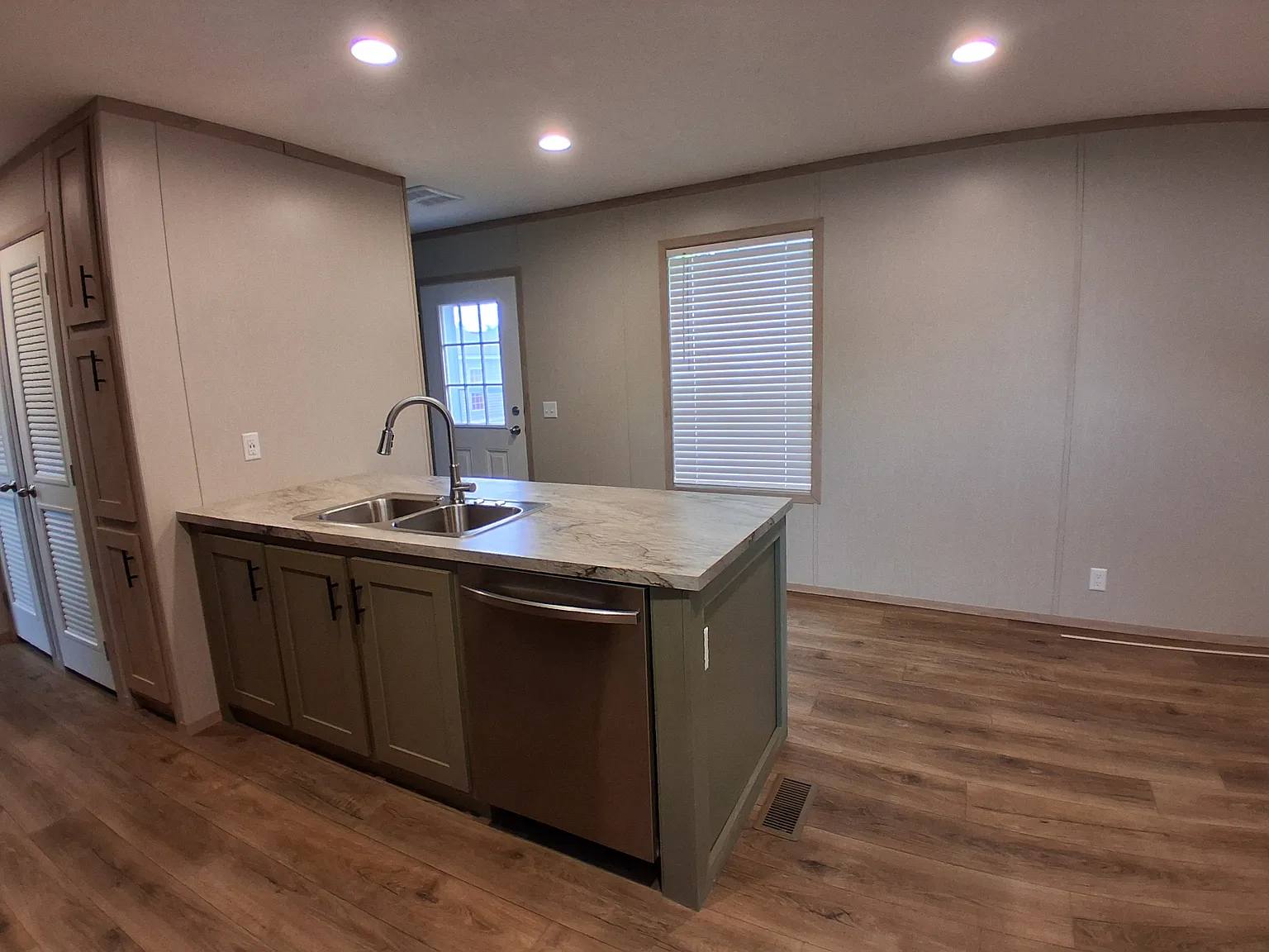 3 bed, 1056 sqft, $1,049 — Photo 2