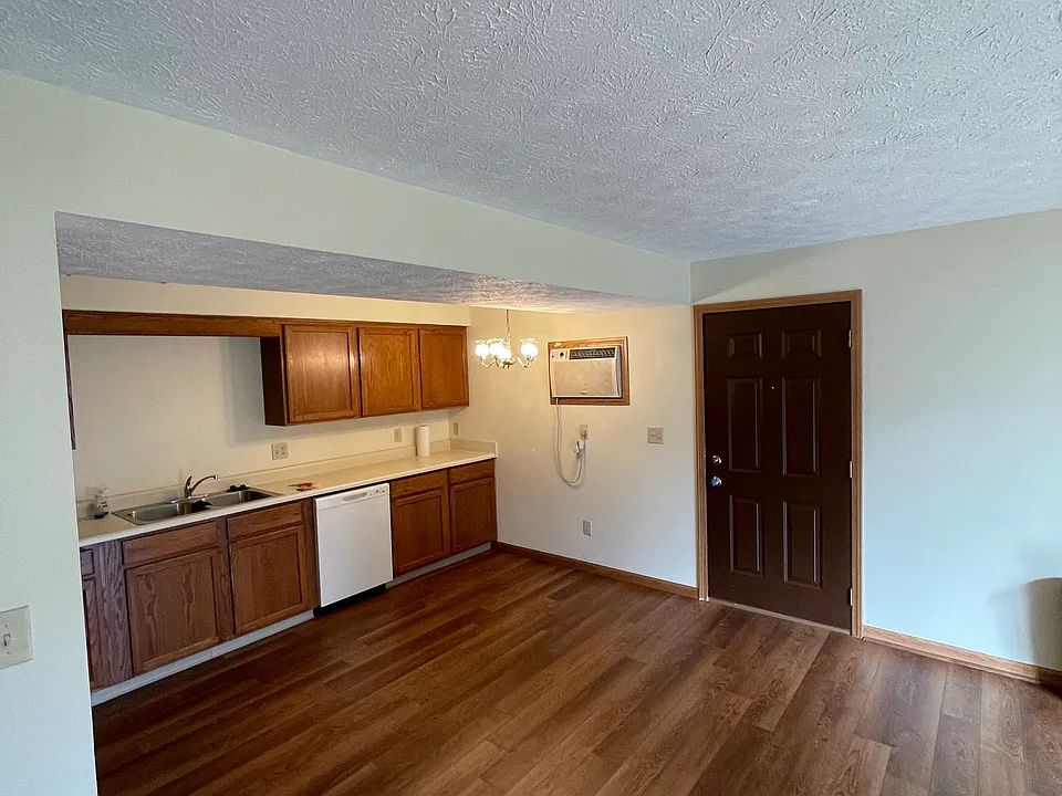 Kitchen & Dining Area