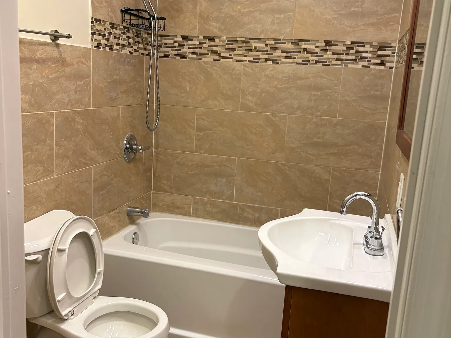 3 bed, 1272 sqft, $2,200 — Photo 3