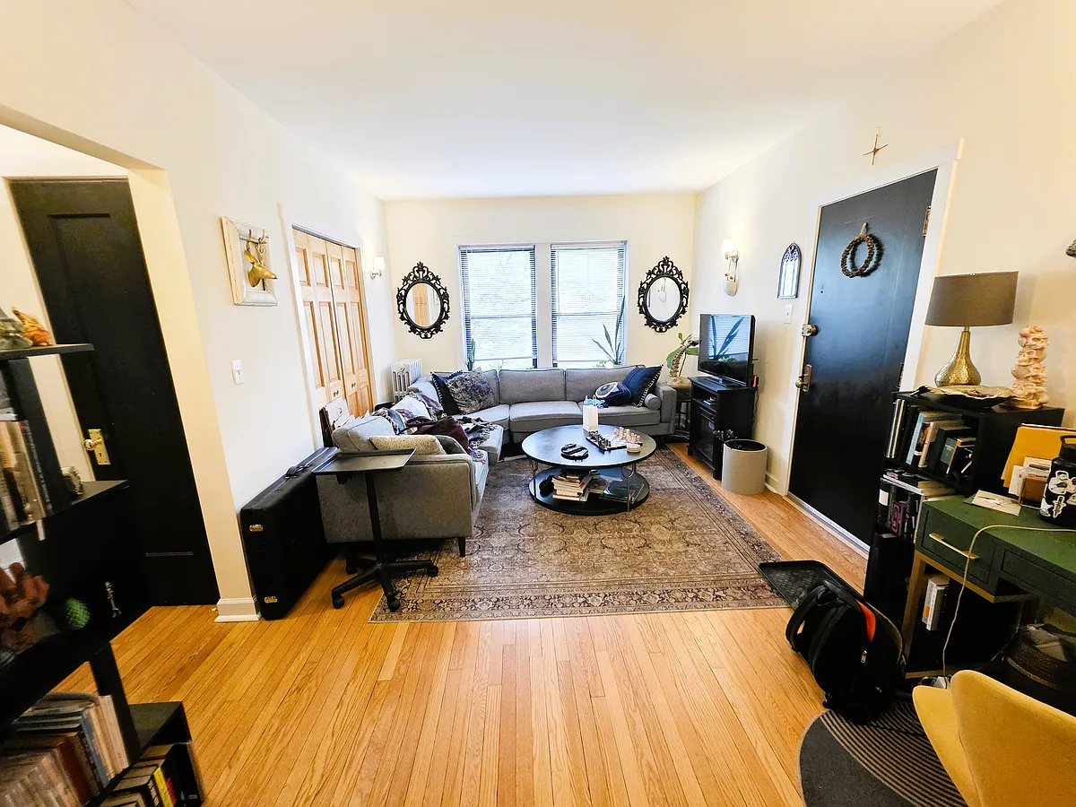 Building Photo - 4883.5 N Paulina St #2E
