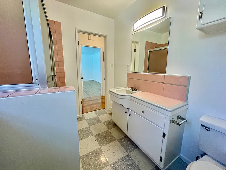 1266 N Laurel Ave #3 — Photo 15