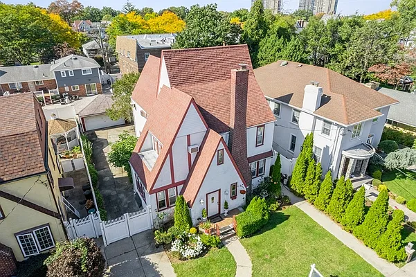 Sold by Douglas Elliman | media 20