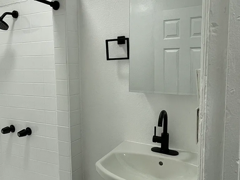Catalina Court — Photo 28