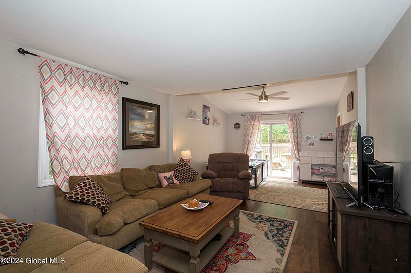 4th image of 1017 Outer Drive