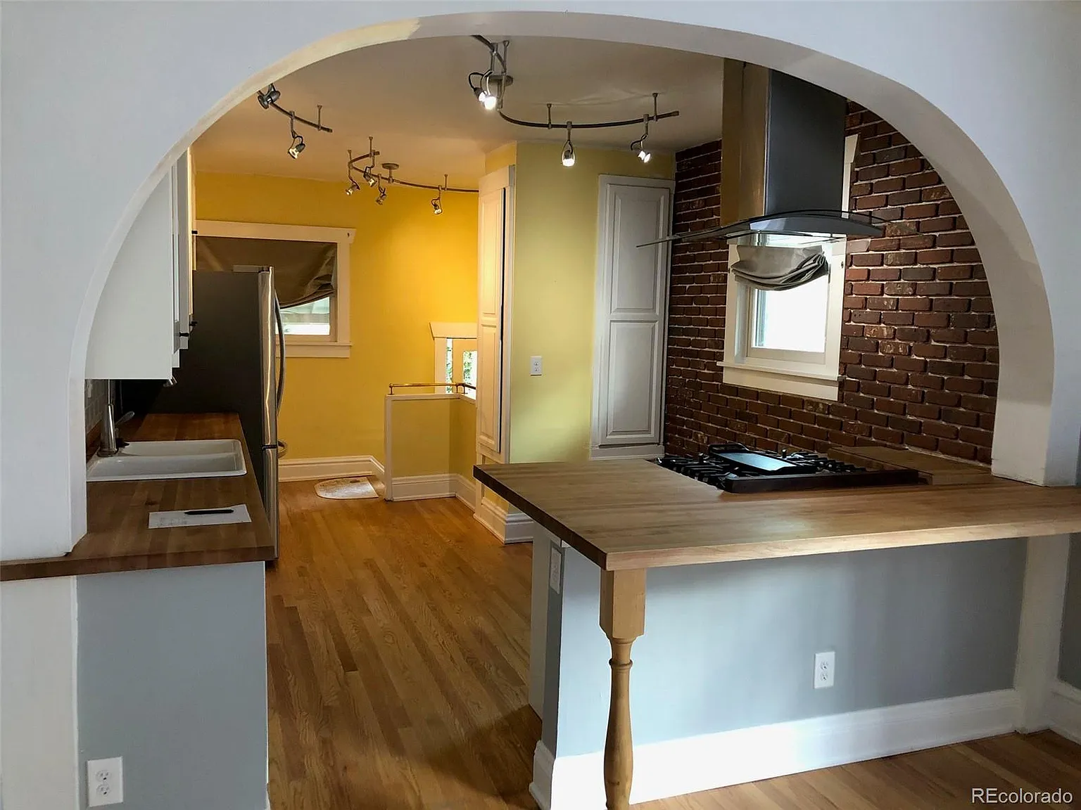 4 bed, 2.5 bath, 2100 sqft, $4,500 — Photo 2