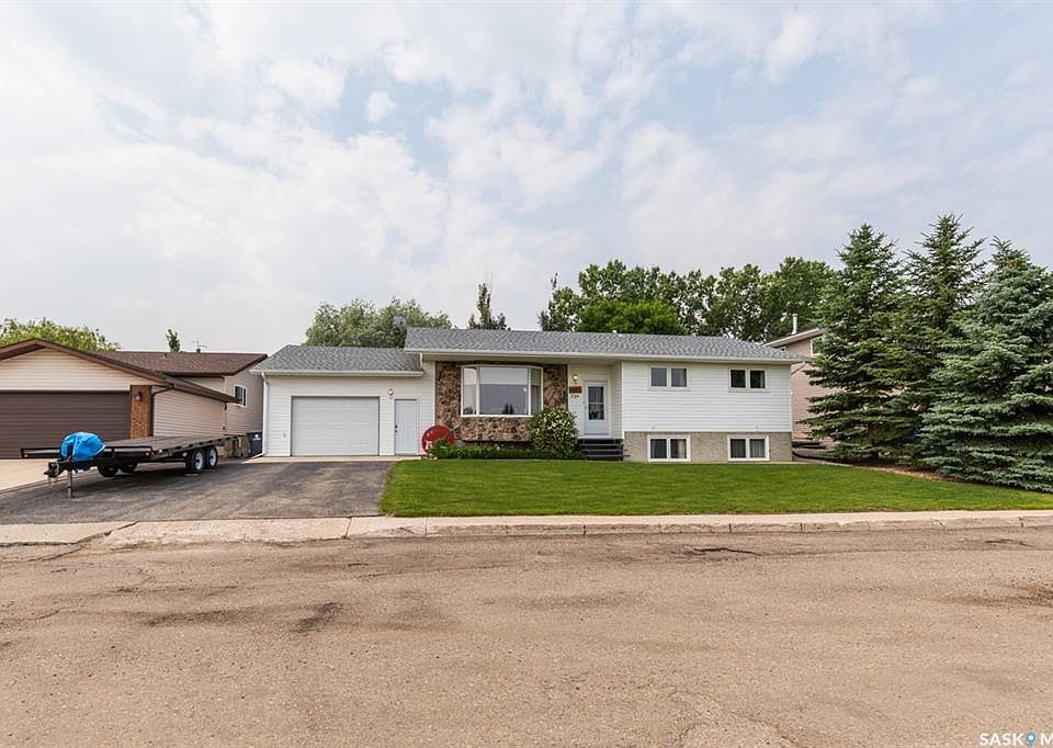 1st image of 729 Saskatchewan AVENUE